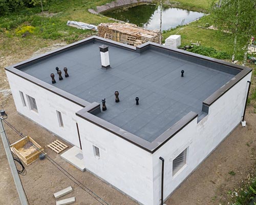 Для плоской и нагружаемой кровли